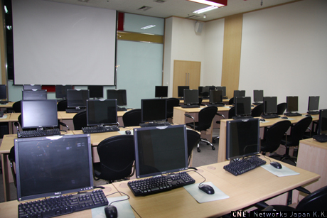 メイクショップ専用教育場は定員30人。PCは1人1台の環境でセミナーが受けられる。セミナーは有料で、加入者でなくても参加できるが、メイクショップの加入者には割引特典があるという。