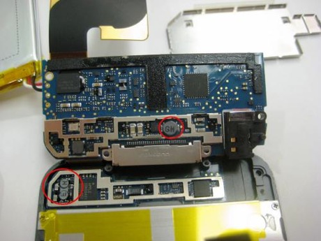 　丸で囲んだチップは、iPod touchの向きを機械が判断し、画面を横長か縦長に切り替えられるようにするためのものだ。