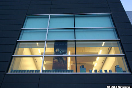 　施設の窓際にはHalo 3のパッケージや広告用ポスター、さまざまなアクセサリー類などが並べられていた。