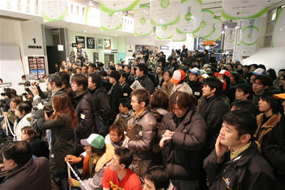 　会場の大きさに制限もあり、発売イベントに参加できたユーザーは数十人。特設会場は熱気に包まれた。
