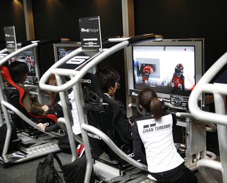 　ソニー・コンピュータ・エンタテインメントは「グランツーリスモ5プロローグ」に東京モーターショーで初披露された新車のデータを搭載。モーターショーに集まるクルマ好きが、いち早く「試乗」体験をできるコーナーを設けた。