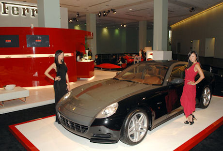 　Ferrariはさらに、Ferrari創立60周年を記念して60台製造した限定モデルの中の1台も展示する。「Ferrari 612 Scaglietti Sessanta」（「Sessanta」はイタリア語で「60」を意味する）は、「Ferrari 612 Scaglietti」をベースにしている。612 Scagliettiの車体カラーが10色の中から選べるのに対し、Sessantaは「Grigio Scuro」（チャコール）と「Rubino Micalizzato」（赤）の2色だけだ。Sessantaは、6月にイタリアのマラネッロで行われたFerrariの創立記念祝賀式典で初お目見えした。実に豪華な作りで、後部トランクまで革張りになっている。