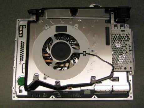 　PS3には巨大なクーリングシステムが搭載されていて、マザーボードの下部を占領している。