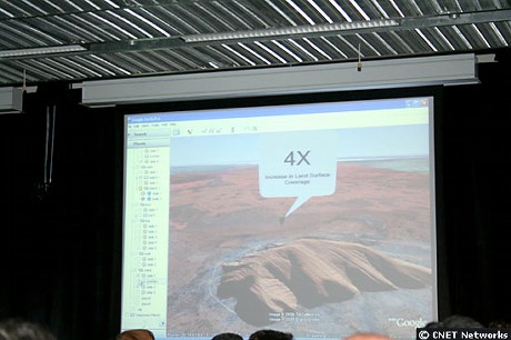 　米国時間6月12日に公開された「Google Earth 4.0」で高解像度表示されたオーストラリアのエアーズロック。