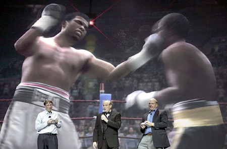 　Microsoft会長のBill Gatesは米国時間4日に基調講演を行い、2005年末に発売した「Xbox 360」のデモを行った。写真は、Electronis Artsの「Fight Night Round 3」で、Muhammad Aliに扮したGatesが、Joe Frazierに扮したCEOのSteve Ballmerと対戦する様子（関連記事）。