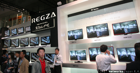 東芝ブースでは、ラインアップを一新した液晶テレビ「REGZA」が一斉に展示。USB HDD接続をはじめとする「レグザリンク」機能に注目が集まった。