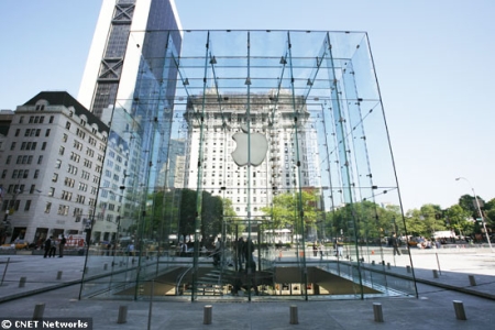 ニューヨークの五番街767（58丁目と59丁目の間）にあるApple Storeの最新店舗は、米国時間5月19日午後6時に開店予定。店内が地下にあるこの店舗は1日24時間年中無休で営業する。Appleのロゴがついた、10mほどの高さのあるガラスの立方体が目印だ。