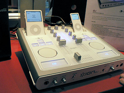 　ION AudioのiPod対応DJミキサー「iDJ」。2台のiPodを同時接続でき、USBを介してPCとつなぐこともできる