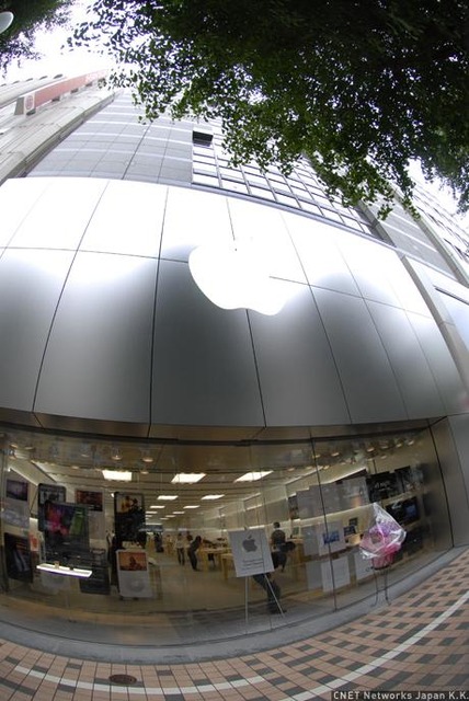 　6月24日のグランドオープンに先駆け、アップルコンピュータの直営店「Apple Store, Sapporo（アップルストア札幌）」が23日、報道陣に公開された。日本では7番目の店舗となる。大通公園からも近く、買い物客で賑わう一角に位置する。