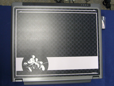 　今回発表された3モデルは、デスクトップやスクリーンセーバー、アイコンなどがディズニー仕様となっているほか、オーダー時にそれぞれ3つのディズニーアートから好みの天板をチョイスできる。写真はB5タイプノートPC Endeavor NT350（ダークメタリック）。
