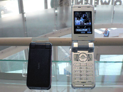 　KDDIは10月24日、ボーナス商戦に向けたauの冬モデル3機種を発表した。なかでも目玉は携帯電話向けデジタル放送の「ワンセグ」を受信できる三洋電機製の端末「W33SA」だ。アナログ放送にも対応しており、ワンセグが始まる2006年4月より前でもテレビ放送を楽しめる。W33SAの発売時期は12月上旬の予定だ。