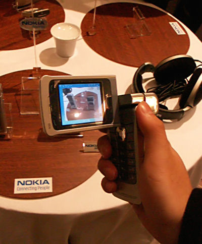 　カメラレンズにカールツァインス製光学レンズを搭載した「N90」。ビデオ撮影時には、折りたたんだ端末を開き、ディスプレイを回転させてビデオ撮影をする。