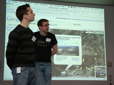 　Google MapsのMapplet機能は、オーストラリアの社員3人がGoogle社内で開発した。この写真に写っているのは、その開発者のうちの2人、Adam Schluck氏とJames Macgill氏である。