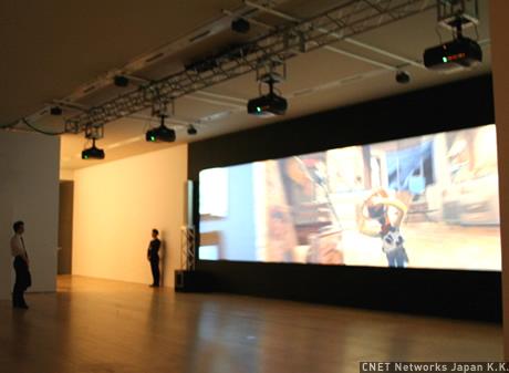 　ピクサー展に入館すると、まず目に飛び込んでくるのが、超パノラマの巨大スクリーンにピクサーの全長編作品の世界を描き出す「アートスケープ」という作品だ。