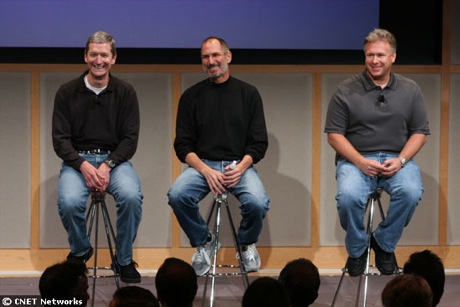　Appleとしては珍しく、（左から右へ）最高業務執行責任者（COO）Tim Cook氏、Jobs氏、そしてシニア国際マーケティング担当バイスプレジデントPhil Schiller氏ら同社幹部がクパチーノに集まった報道陣やアナリストの質問に答えた。