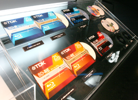 ブルーレイディスク･アソシエーションブースにて出品された、TDKのBlu-rayディスク。既に発表されているデータ用、Video用のBlu-rayディスクをはじめ、プリンタブルタイプ、8cmBlu-rayディスクなど、豊富なラインナップが展示されている。