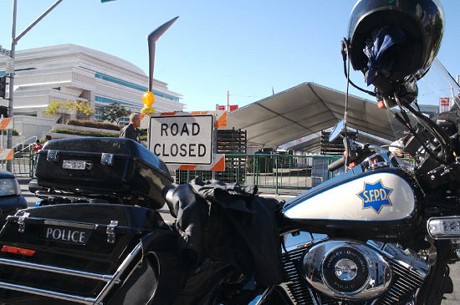 　サンフランシスコ警察は米国時間10月20日、ハワードストリートの交通規制で車を誘導するため出動した。この交通規制は10日間に渡り、近年では例のないことだという。