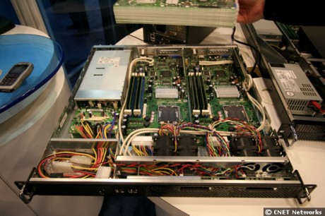 　コンピュータ機器ディストリビュータのAvnetが作成した1Uサーバ。S3000PTを2枚並べている。