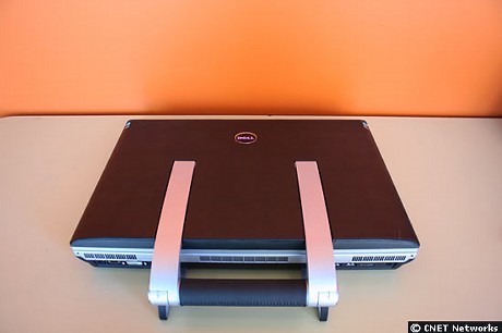　持ち運びを容易にするため、Dell XPS M2010にはハンドルが付いている。