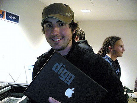 　Diggの創業者Kevin Rose氏が持つ「MacBook」にはDiggのロゴが刻印されている。