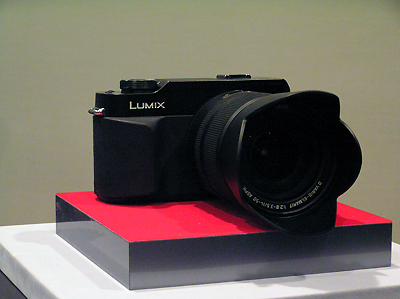 　同社としては初のデジタル一眼レフカメラ「LUMIX DMC-L1」。発売時期は2006年夏から秋を目指しているという。