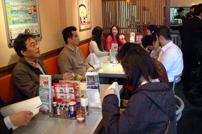 　会場となったラーメン花月嵐荻窪西口店には、Yahoo！ Japanの「ラーメン特集2005」で募集したブロガーやグロービートジャパンが運営する「ラーメン花月」グループのヘビーユーザー「花月マスター」から合計15名のブロガーが集まった。