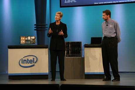 　IBMでSystem x部門担当ゼネラルマネージャーを務めるSusan Whitney氏は米国時間9月27日、同社がIntelの4コアプロセッサXeonを搭載したハイエンドx86サーバを開発するため、次世代チップセットに力を注いでいると述べた。