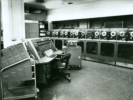　1952年:UNIVAC。EckertとMauchlyは、ENIACプロジェクトの後に会社を設立し、「UNIVAC」と呼ばれるコンピュータを開発している。