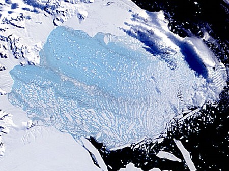 　南極のラルセン棚氷が崩壊した後の様子。
