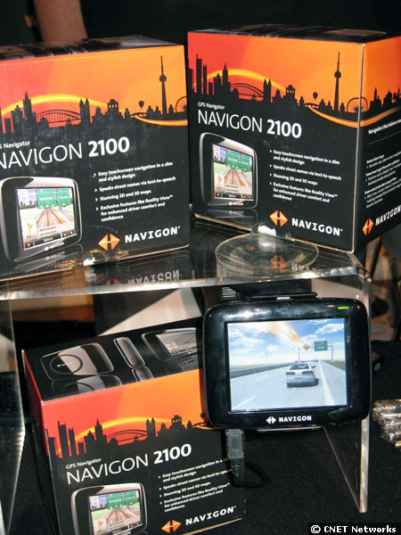 　欧州のナビゲーションシステムメーカーNavigonが米国市場向けに発表した新製品「Navigon 2100」。同社は2007年にNavigon 7100とNavigon 5100も発表している。リアルタイムの交通情報や興味のある場所のレビュー獲得ポイントといった情報をサブスクリプション契約なしで取得できる。