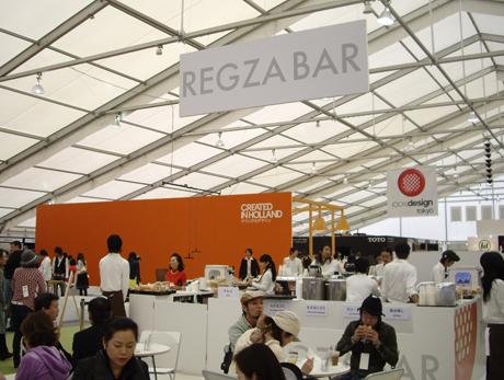 メイン会場の中央部に設けられた「100％ REGZA BAR」は東芝プレゼンツによるもの。アーティスト、マイケル・ヤングデザインによるカフェスペースで、ドリンクや軽食が楽しめる。