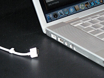 　MacBook Proで新たに搭載されたマグネット式の着脱式電源コネクタ「MagSafe」。引っ張ると簡単に外れるので、電源コードを引っ掛けてパソコンが机の上から落としてしまうといったことがなくなるという。
