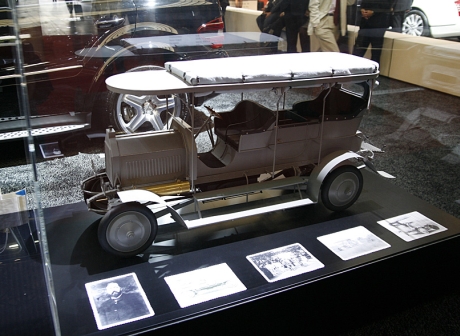 　1907年にダイムラー・クライスラーが世界で初めて製作した4軸駆動車（4WD）「Dernburg Wagen」（デルンブルグ・ヴァーゲン）の模型。今見ると、レトロな感じが逆に新しい。