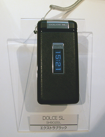 　DOLCE SLは外装がレザー調になっている点が特徴だ。直前に利用していたコンテンツや機能を自動的に記録して、待受画面から呼び出す「アクティブマーカー機能」を搭載している。