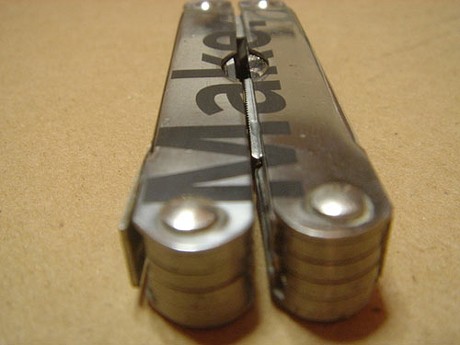 　文字を刻印された多機能ナイフ。