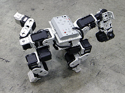 　韓国のROBOTISが開発したロボットキット「Bioloid」。デモンストレーションが行われていたのは犬型だったが、同じパーツを使って人型やクレーン車などさまざまに形状を変えられる。