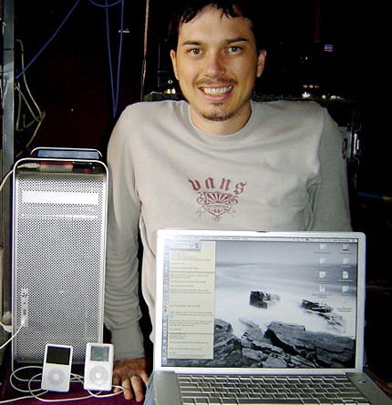 　カリフォルニア州のミュージシャンJody Whitesidesさんは、15インチのPowerBookとiPod2台の写真を寄せてくれた。Whitesidesさんは、実際はiPodを4台所有しているという。