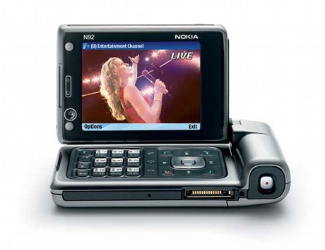 　Nokiaが2005年11月に発表し、2006年半ばに販売を開始するとしていた同社初のDVB-H対応テレビ携帯電話「N92」が、まもなくベトナム、インドネシアで発売される。両国では、無線通信会社が、携帯電話からテレビ放送を受信することを可能にするモバイルテレビ規格DVB-Hを使ったサービスを提供する計画だ。