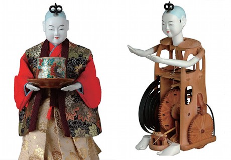 　日本の「ロボット好き」のルーツは、少なくとも18世紀の江戸時代中頃までさかのぼる。この写真に見られる茶運人形は最近復刻されたものだが、当時のさまざまな仕組みを組み込んだからくり文化の一例である。この身長約20cmのぜんまい仕掛けの人形は、内蔵されているはめ歯歯車によって一定距離を移動するようにプログラムでき、客が飲み終わった空の茶碗を人形に返すと、戻ってくる。