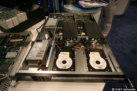 　Ever Case Technologyの1Uサーバ。同じく、S3000PTを2枚並べている。