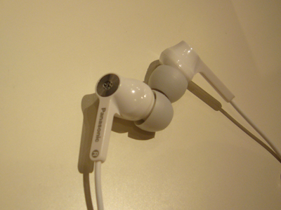 　耳栓のような密閉型になった付属のイヤホン。写真はSV-SD800Nに付属するもの。
