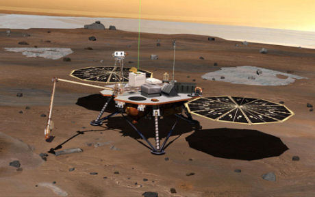 　画像は、NASAの火星探査プログラムで次の大きな一歩となる着陸機フェニックスを描いた想像図。黒い両翼は電力を供給するためのソーラーパネルだ。フェニックスは2007年8月4日に打ち上げられた。2008年5月25日までに火星に到達する予定だ。フェニックスは火星の極地域で、土壌や（存在すると思われる）氷の中に微小な生物がいないか調査する予定だ。2001マーズオデッセイの周回機が2002年に送ってきた情報に基づき、NASAは火星の北極の地下に氷った水があると考えている。フェニックスの着陸機は、北極地域に対象を絞って調査を行い、ロボットアームで試料となる土壌を採取するとともに、搭載したカメラで地形を撮影する。気象を観測する機器も搭載している。火星に関するNASAの長期計画は4段階に分かれている。まず、火星で生命が発生したことがあるかどうかという問題に結論を出し、次に、火星の気候を把握した後、火星の地質学的特徴を捉える。最後は、有人探査の準備だ。