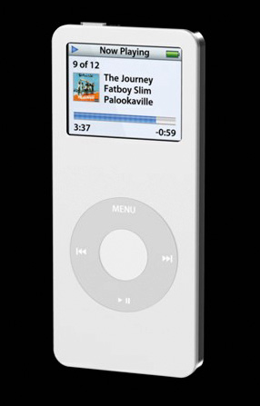 　発売以来、売れ行きが好調なビデオiPodやiPod nanoは、年末商戦でも人気の商品になりそうだ。写真は、鉛筆ほどの薄さの「iPod nano」。