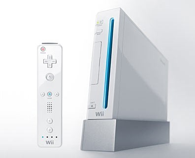 　気分を変えて、正反対のものを紹介しよう。ひどい名前にもかかわらず旋風を巻き起こしているデバイスだ。任天堂はもともと、この熱狂的に期待されていた次世代家庭用ゲーム機を「Revolution」と呼んでいたが、正式名称に「Wii」という奇抜な名前を選んで世界を驚かせた（訳注：Wiiは英語圏でも「ウィー」と発音されるが、これは「おしっこ」を意味する幼児語と同じ発音）。今では、ほとんどの人はこれを受け入れているようで、Wiiは今でも店頭からすぐに消えてしまう。ただし、2つのiを並べたスペルがときおり気に障ることがなくなったわけではない。幸いなことに「Wii」という名前は、（完全にはないにしろ）明らかなトイレに関係するユーモアを免れたものと見える。しかし少なくとも、Wiiテニスを提供しているニューヨークのバーでは、これが「Wiimbledon」などというひどいダジャレで呼ばれたりしているように、ダジャレの対象にされてしまうことはある。念のため書いておくが、CNET News.comはときどきWiiをダジャレに使ってしまっていることを全面的に認める。
