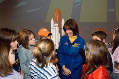 　3年間の科学技術分野における経験という、NASAが設ける条件にも1つだけ例外が存在する。それは幼稚園から高校3年生までを対象とした指導経験だ。写真の宇宙飛行士Barbara Morganさんは、2007年のスペースシャトルEndeavourのベテランクルーの1人。彼女は宇宙空間の軌道上で子供たちに授業をしたが、地球上でもクラスで指導する教師だった。単に教師であるに過ぎないということで、Morganさんは他のミッションで不適格とされたわけではない。Endeavourのミッションにおいて、彼女はシャトル胴体の耐熱財における損傷部分を撮影するためメカニカル・アームを操作した。