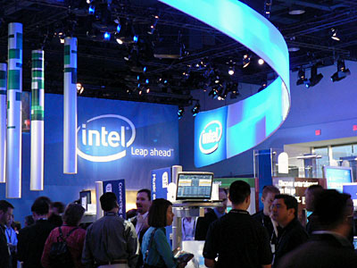 　ラスベガスで開催中の「2006 International CES」において、Intelは新しいエンターテインメントPC用プラットフォーム「Viiv」や、ノートPC向けのデュアルコアプラットフォーム「Centrino Duo」などを発表した。ここではCESで披露されている対応機器を紹介する。Intelのブースは、1月に発表された新しいロゴのデザインを強く印象付ける構成になっていた。