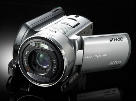 同社初のHDD搭載ビデオカメラ「DCR-SR100」。5月に発売予定で価格は約1100ドル。