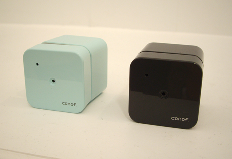 「ココチノヨイオフィス」をコンセプトにデザインオフィス家電を販売している「コノフ」のブース。写真はキューブ型のウェブカメラ。究極のシンプルデザインだ。