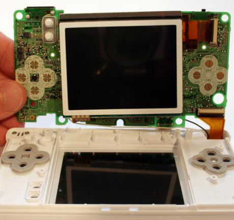 　回路基板をDS Liteのプラスチックケースから外すと、タッチスクリーン付き液晶ディスプレイも回路基板といっしょに外れる。