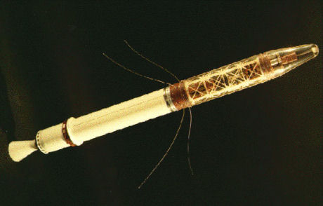 　これに対し米国は1958年1月31日、フロリダ州の旧ケープカナベラル（現在のケープケネディ）からエクスプローラ1号を打ち上げた。エクスプローラ1号では、ドイツの「A-4（V-2）」ロケットの直系にあたる「Jupiter-C」ロケットが打ち上げ機材に使われた。エクスプローラ1号の積載量は小さかったが、科学機器が搭載され、後に地球を取り巻く磁気の放射帯である磁気圏の発見につながった。エクスプローラ計画では1958年の最初の打ち上げ以来、さらに80回ものミッションが実施されている。この最初の打ち上げが行われた同じ1958年中に、国家航空宇宙法が米国議会を通過し、同年10月1日から政府機関として米航空宇宙局（NASA）が発足した。